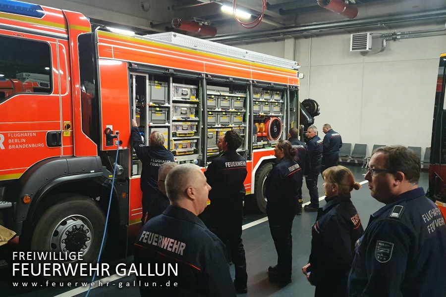 Besuch der Flughafenfeuerwehr des BER